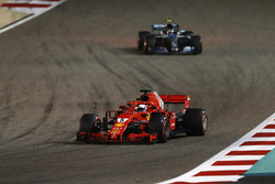 Себастьян Феттель, Ferrari SF71H, и Валттери Боттас, Mercedes AMG F1 W09