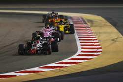 Kevin Magnussen, Haas F1 Team VF-18 Ferrari, Sergio Perez, Force India VJM11 Mercedes, Nico Hulkenbe