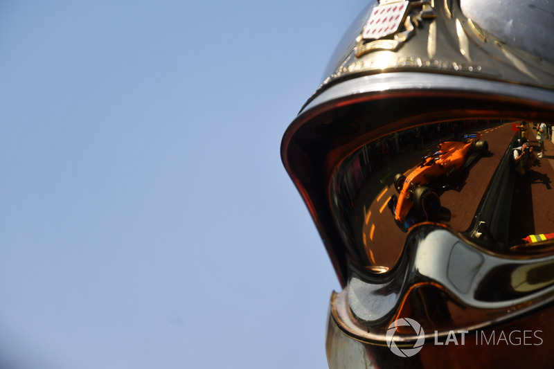 Fernando Alonso, McLaren MCL33 reflejado en un casco de bombero