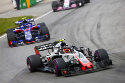 Kevin Magnussen, Haas F1 Team VF-18, leads Pierre Gasly, Toro Rosso STR13