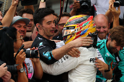 Il vincitore della gara Lewis Hamilton, Mercedes AMG F1 W08 festeggia con il team