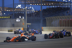 Fernando Alonso, McLaren MCL32; Kevin Magnussen, Haas F1 Team VF-17; Pascal Wehrlein, Sauber C36