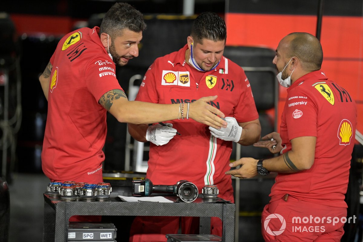 Mecánicos de Ferrari en el garaje