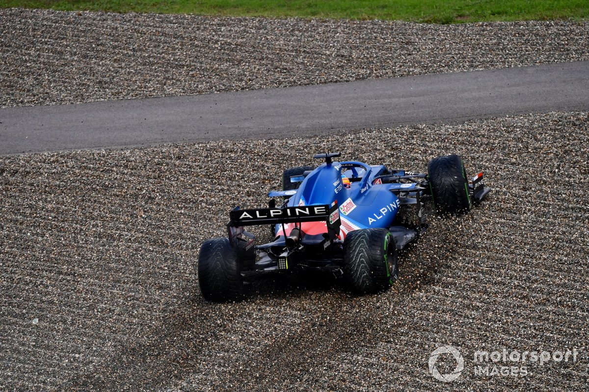 Fernando Alonso, Alpine A521, in the gravel