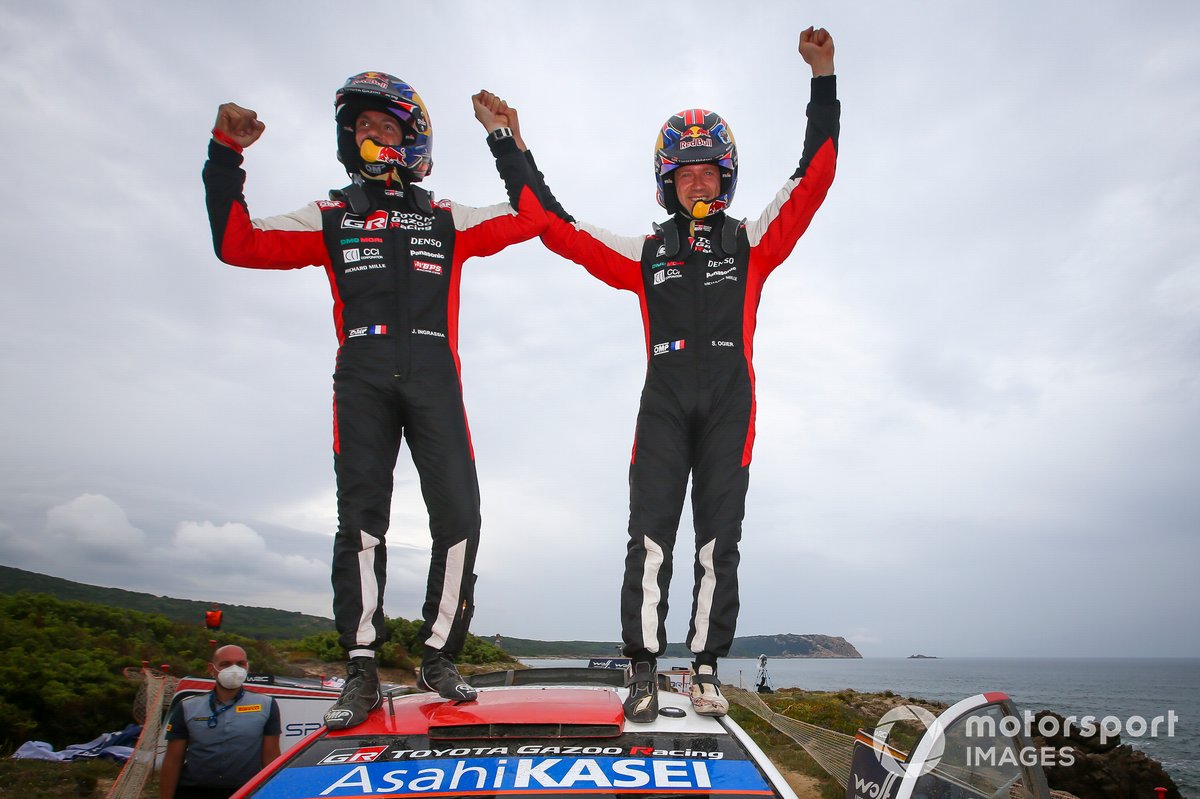 Sebastien Ogier, Julien Ingrassia, Toyota Gazoo Racing WRT Toyota Yaris WRC merayakan kemenangan di Reli Italia 2021