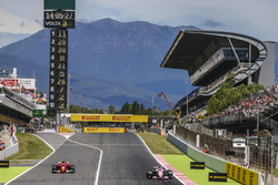 Esteban Ocon, Sahara Force India F1 VJM10; Kimi Räikkönen, Ferrari SF70H
