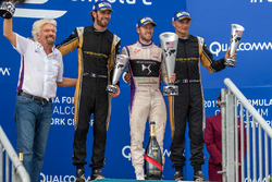 Podio: il vincitore Sam Bird, DS Virgin Racing, il secondo classificato Jean-Eric Vergne, Techeetah,