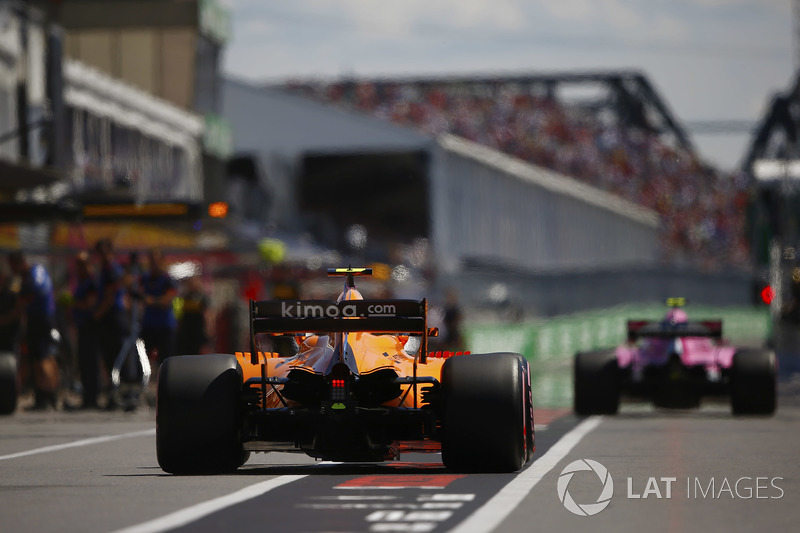 Stoffel Vandoorne, McLaren, returns to the pit lane in qualifying