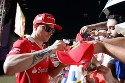 Kimi Raikkonen, Ferrari signs autographs for the fans