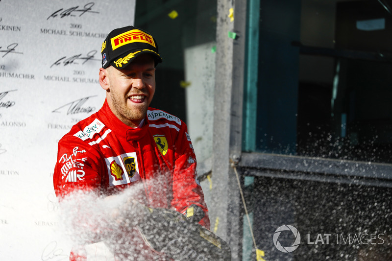 Sebastian Vettel, Ferrari, festeggia la vittoria sul podio