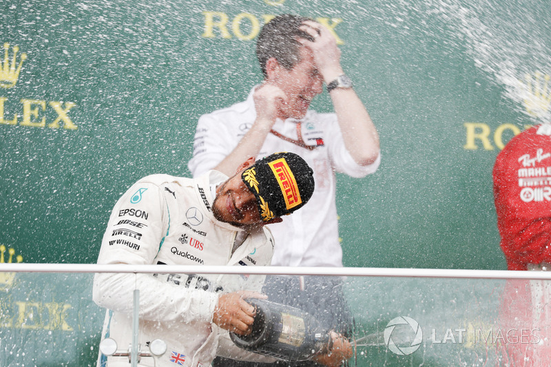 Льюіс Хемілтон, Mercedes AMG F1, 1-а позиція, розливає шампанське на подіумі