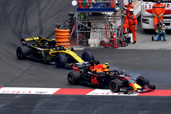 Max Verstappen, Red Bull Racing RB14 y Carlos Sainz Jr., Renault Sport F1 Team R.S. 18 batalla