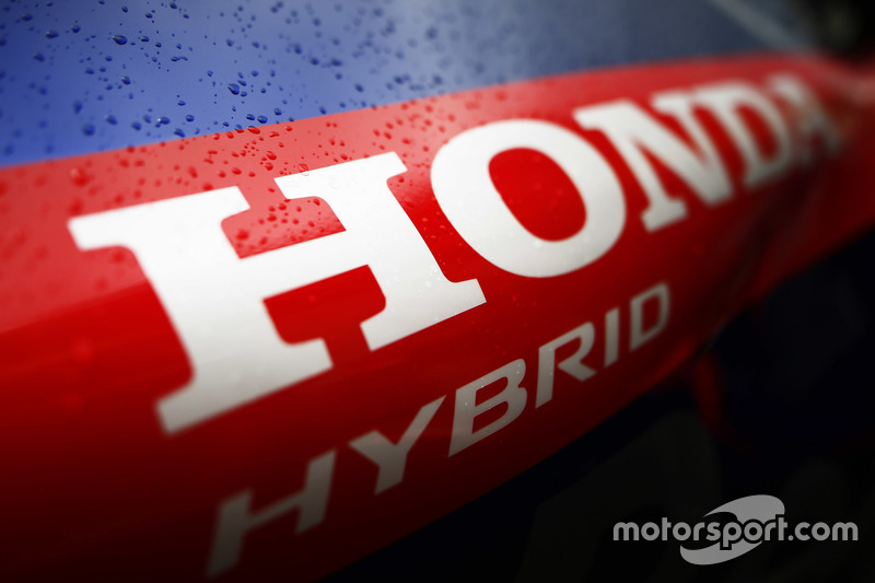 Honda Hybrid logo op de Toro Rosso STR13