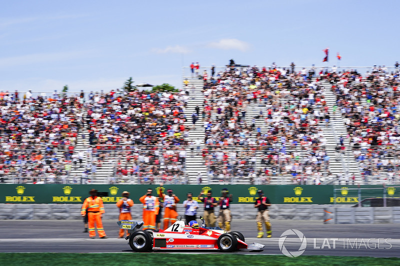 Jacques Villeneuve guida la Ferrari 312T3 del padre Gilles Villeneuve, in un giro di parata
