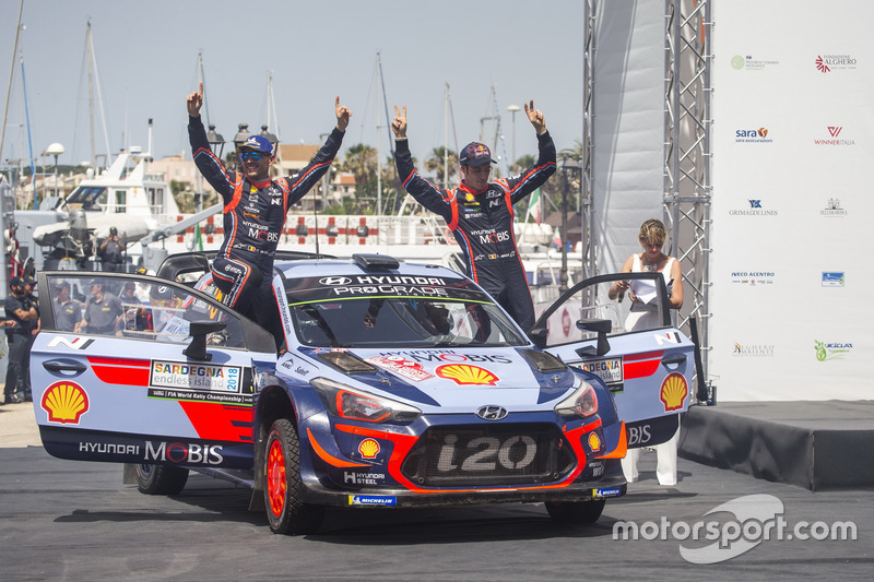 Winners Thierry Neuville, Nicolas Gilsoul, Hyundai Motorsport Hyundai i20 Coupe WRC