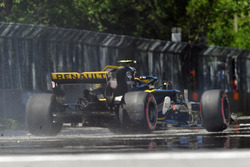Carlos Sainz Jr., Renault Sport F1 Team R.S. 18 hits the wall in FP2