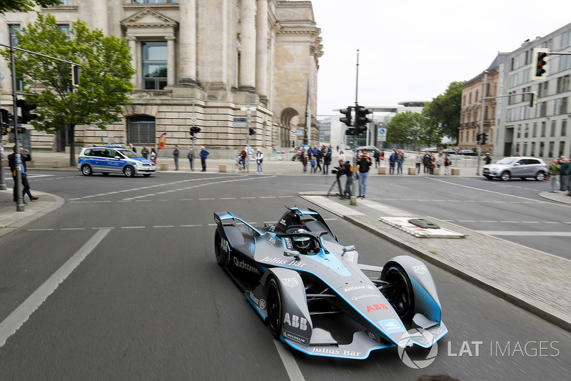 El campeón mundial de Fórmula 1, Nico Rosberg, conduce el Fórmula E Gen2 por las calles de Berlín
