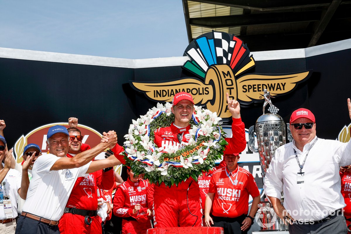 Pemenang Indianapolis 500 2022 Marcus Ericsson, Chip Ganassi Racing Honda, podium, Victory Lane, Borg-Warner Trophy, BorgWarner CEO Frédéric Lissalde.