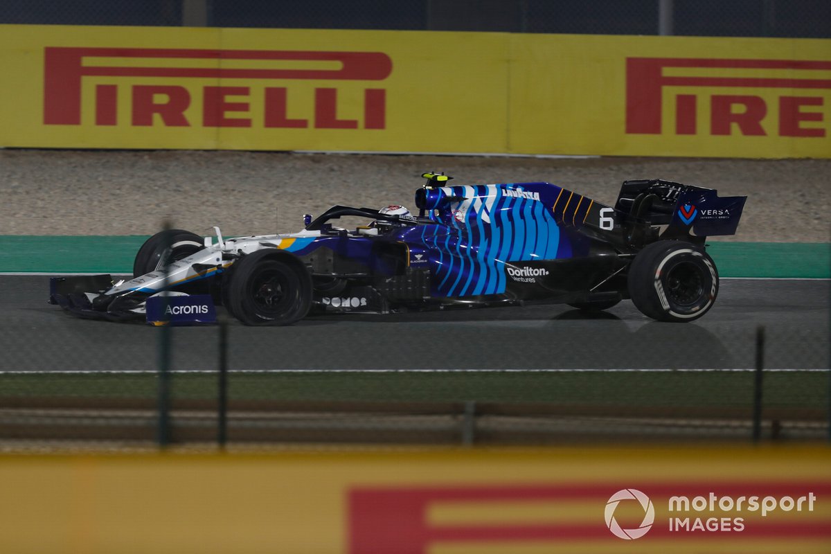 Nicholas Latifi, Williams FW43B, saat dilanda masalah pecah ban di F1 GP Qatar 2021