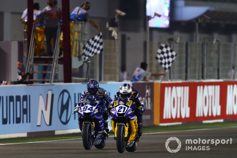 Pembalap EAB Yamaha, Randy Krummenacher (kanan), berambisi bisa kembali meraih gelar juara dunia WSSP dengan motor YZF-R6 pada musim 2021.