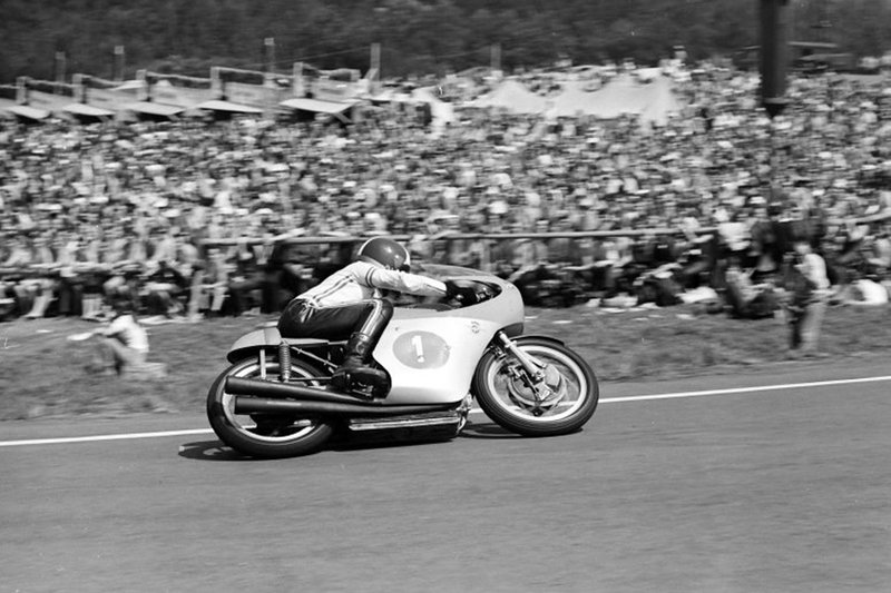 Giacomo Agostini di atas MV Agusta 500-Triple versi 1972 saat memastikan gelar ketujuh beruntunnya di kelas 500 cc.