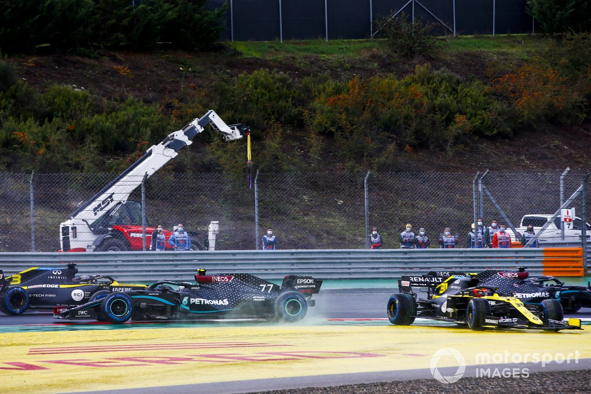 Valtteri Bottas, Mercedes F1 W11 and Esteban Ocon, Renault F1 Team R.S.20 crash at the start of the race