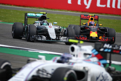 Nico Rosberg, Mercedes AMG Petronas F1 W07 en Max Verstappen, Red Bull Racing RB12