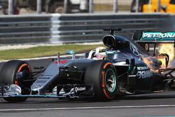 Lewis Hamilton, Mercedes AMG F1 valt uit met opgeblazen motor