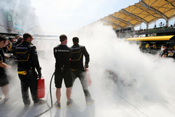 De uitgebrande auto van Kevin Magnussen, Renault Sport F1 Team RS16