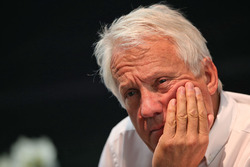 Charlie Whiting, FIA-delegaat, tijdens een FIA persconferentie