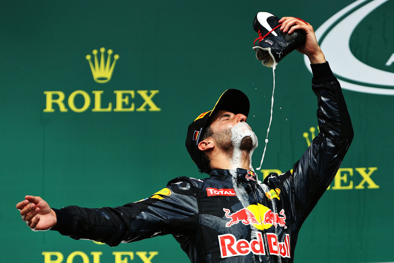 Подіум: Даніель Ріккардо, Red Bull Racing, святкує друге місе шампанським зі свого гоночного взуття
