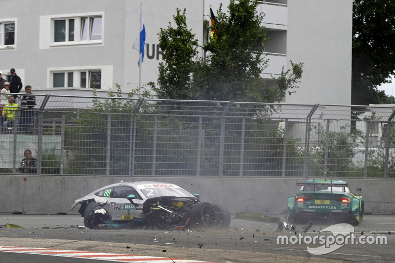 Аварія: Гері Паффетт, Mercedes-AMG Team HWA, Mercedes-AMG C63 DTM, та Майк Роккенфелер, Audi Sport T