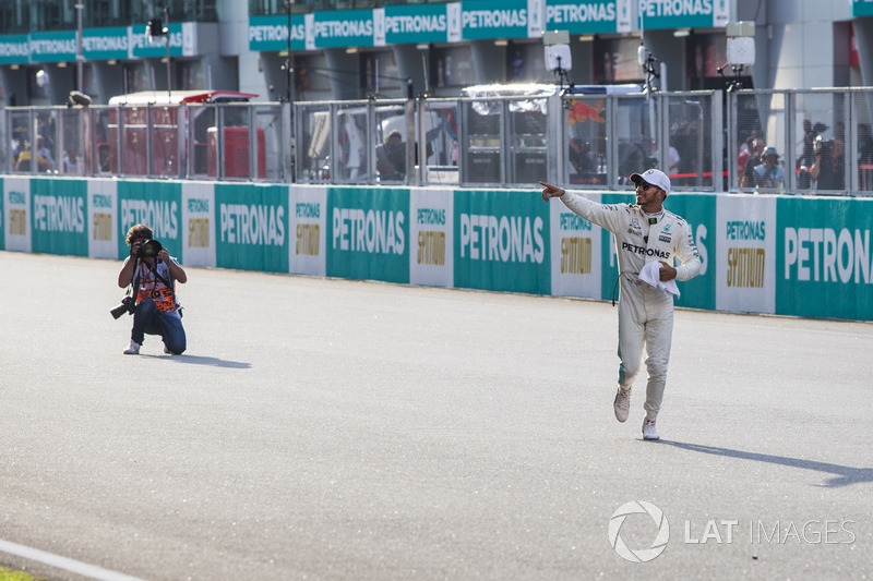 Pole sitter Lewis Hamilton, Mercedes AMG F1 celebrates in parc ferme