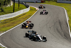 Льюис Хэмилтон, Mercedes AMG F1 W08, Макс Ферстаппен, Red Bull Racing RB13, и Эстебан Окон, Sahara F