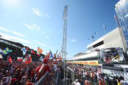 Fans juichen voor racewinnaar Sebastian Vettel, Ferrari, tweede plaats Kimi Raikkonen, Ferrari, derd