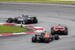 Kevin Magnussen, Haas F1 Team VF-17, Sebastian Vettel, Ferrari SF70H, Fernando Alonso, McLaren MCL32
