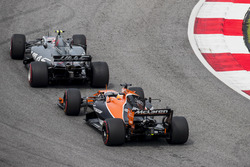 Kevin Magnussen, Haas F1 Team VF-17, Fernando Alonso, McLaren MCL32