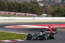 Lewis Hamilton, Mercedes AMG F1 W08, vor Sebastian Vettel, Ferrari