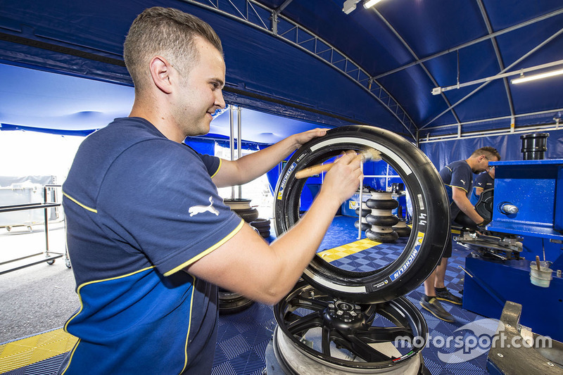 Механік Michelin взуває шини