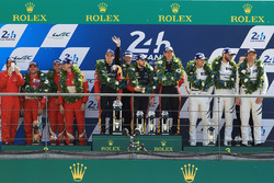Podio GTE AM: al primo posto Robert Smith, Will Stevens, Dries Vanthoor, JMW Motorsport, al secondo posto Duncan Cameron, Aaron Scott, Marco Cioci, Spirit of Race, al terzo posto Cooper MacNeil, Bill Sweedler, Townsend Bell, Scuderia Corsa