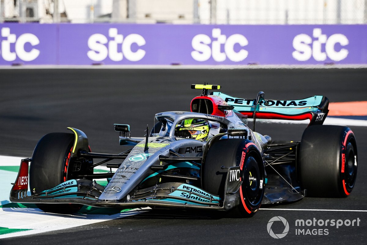 Lewis Hamilton con el Mercedes W13 en Yeda.
