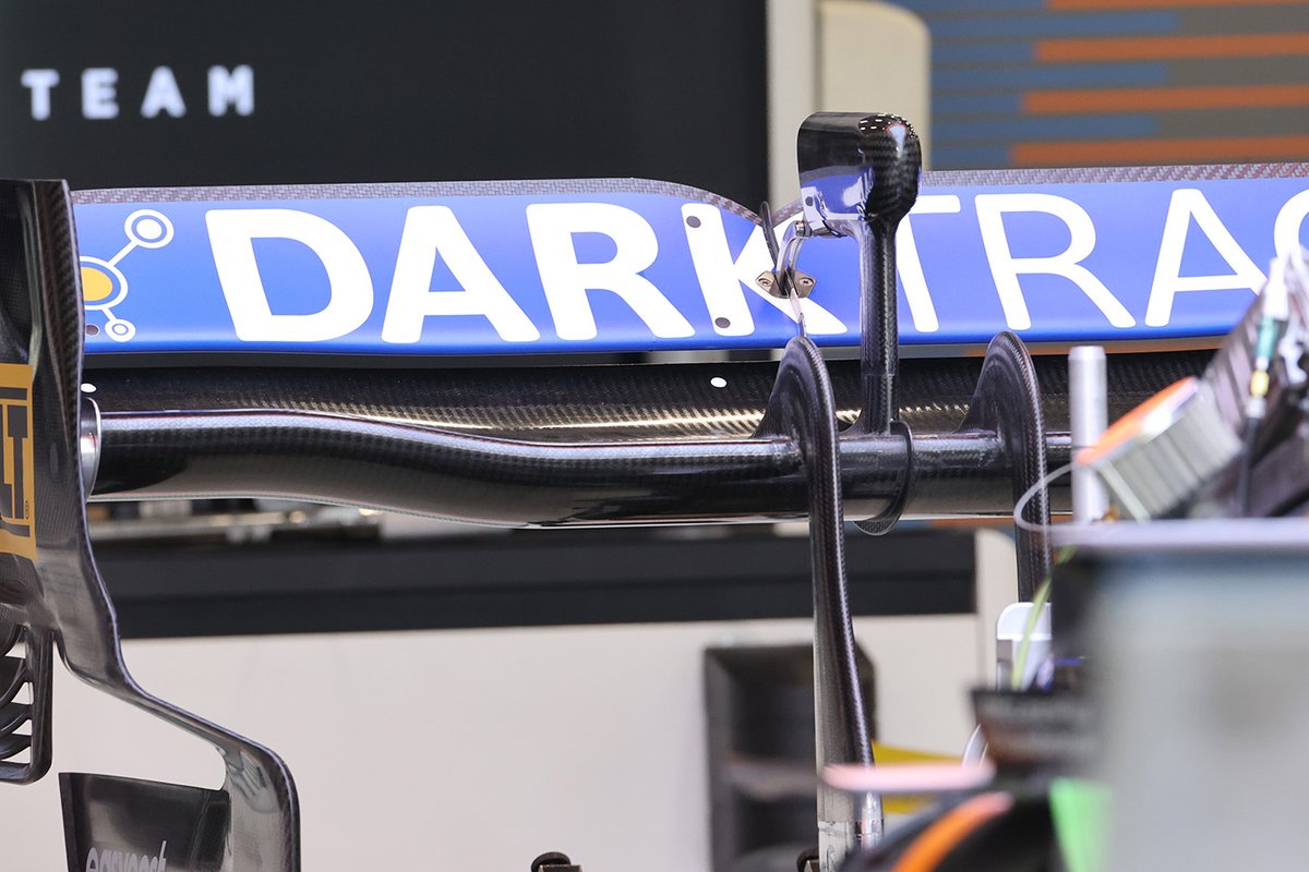McLaren MCL35M, dettaglio dell'ala posteriore scarica per Jeddah