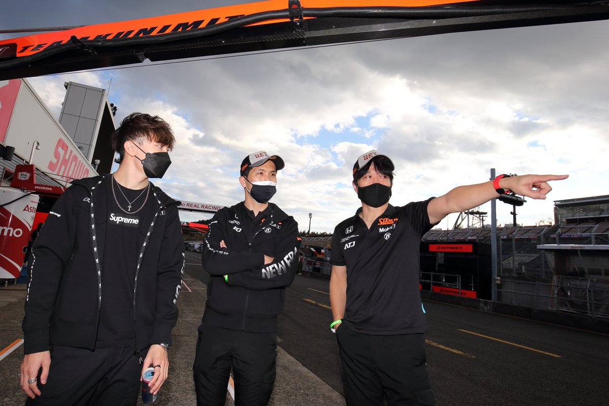 左から牧野任祐、星学文エンジニア、小島一浩監督