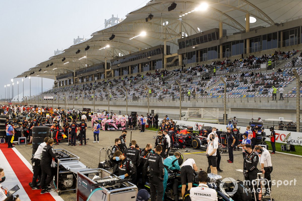 Persiapan para pembalap di atas grid jelang GP Bahrain