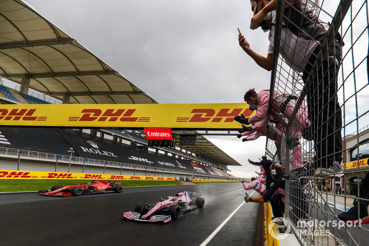Le deuxième Sergio Perez, Racing Point RP20, et le troisième Sebastian Vettel, Ferrari SF1000, franchissent la ligne d'arrivée