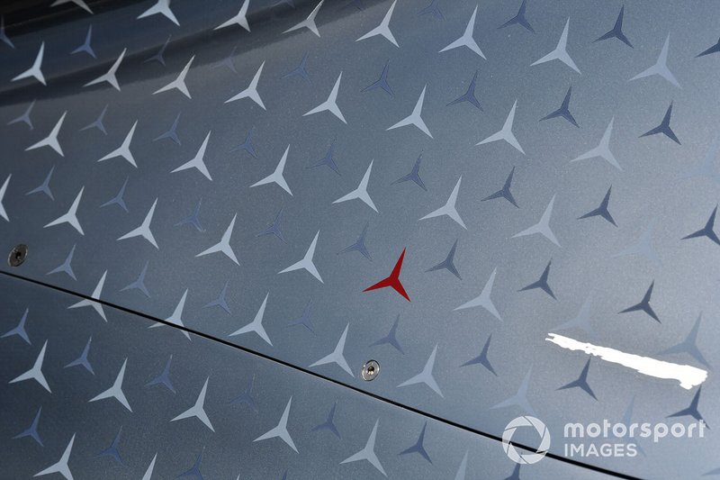 A piros csillaggal Laudára emlékezik a Mercedes