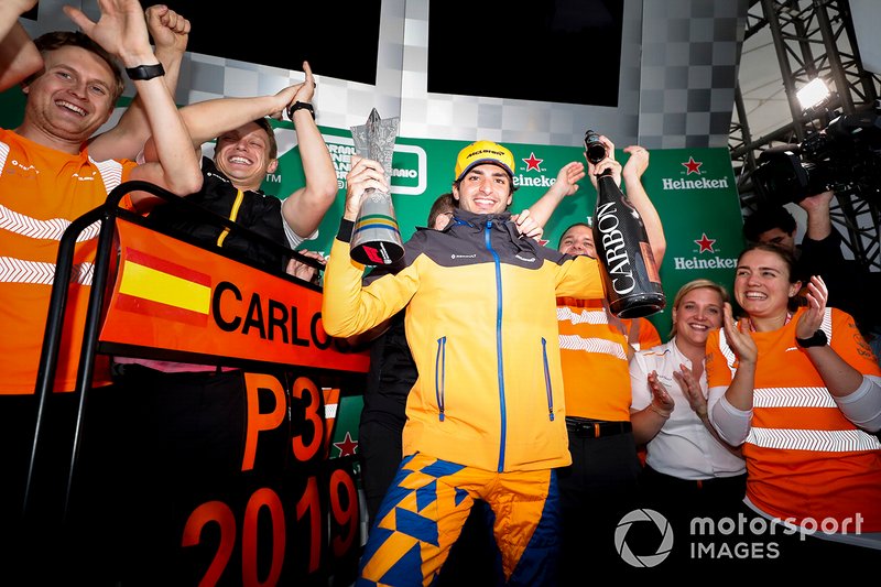 Сайнс и сотрудники McLaren отмечают третье место на Гран При Бразилии