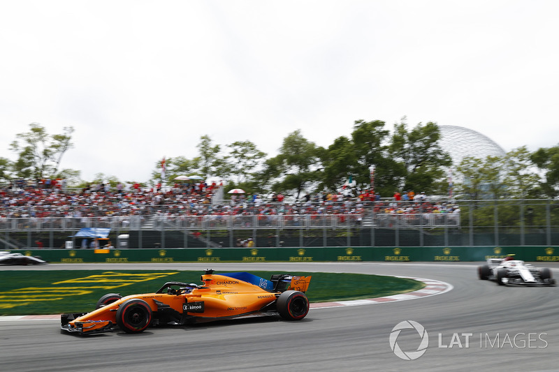 Fernando Alonso, McLaren MCL33, por delante de Charles Leclerc, Sauber C37