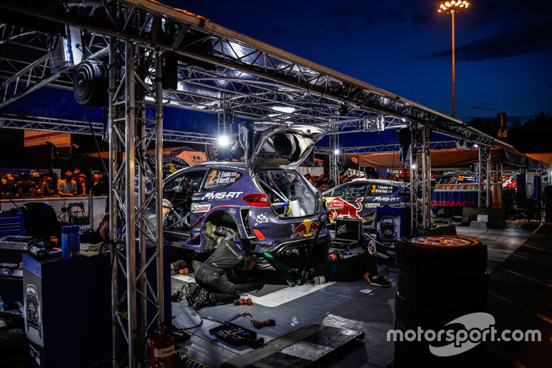Meccanici M-Sport a lavoro