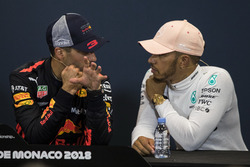 Победитель Даниэль Рикардо, Red Bull Racing, и обладатель третьего места Льюис Хэмилтон, Mercedes AMG F1